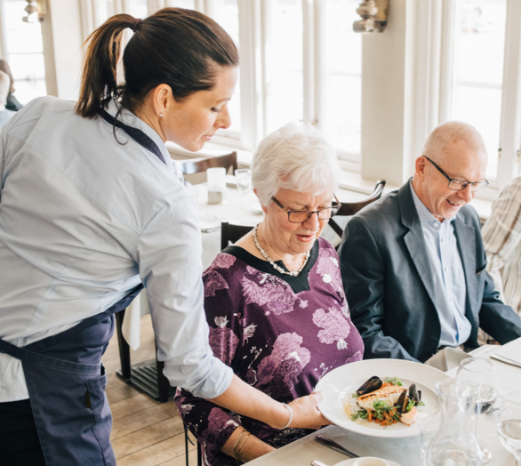 seniors dining at their retirement community